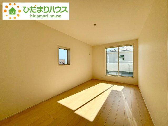 野田市中根2期　新築戸建　1号棟の寝室|バルコニーに面していて、たっぷり光りの入る明るい主寝室です！							
