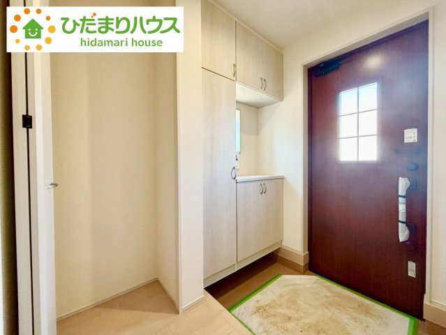 野田市中根2期　新築戸建　1号棟の内装|毎日「行ってきます」「ただいま」をいう玄関は小窓付で、明るく光が差し込みます。							
