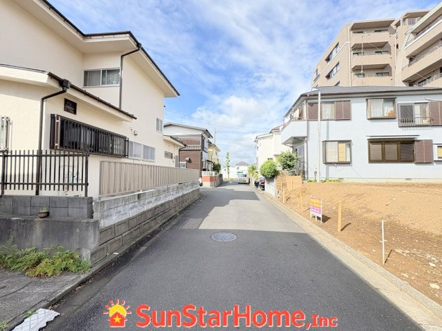 【サンスターホーム】羽村市栄町2丁目　売地の前面道路含む現地写真
