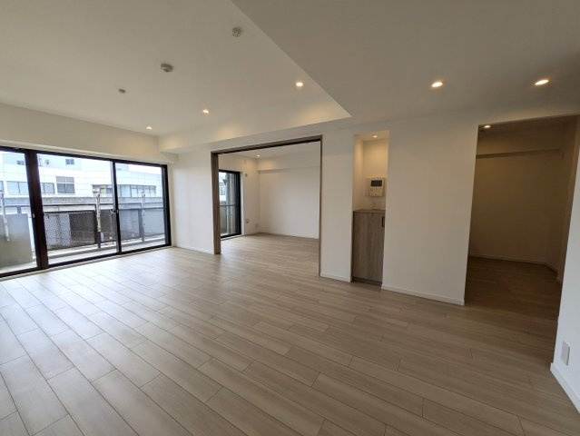 新横浜からちょっとズレるとこんなに違う！【ルイシャトレ新横浜ガーデンスクウェア】の居間・リビング|ゆったりとしたリビングです