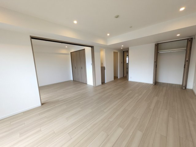 新横浜からちょっとズレるとこんなに違う！【ルイシャトレ新横浜ガーデンスクウェア】の居間・リビング|ゆったり過ごせるリビングです