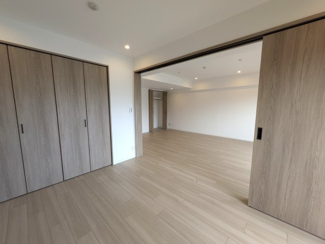 新横浜からちょっとズレるとこんなに違う！【ルイシャトレ新横浜ガーデンスクウェア】の洋室|きれいな洋室です