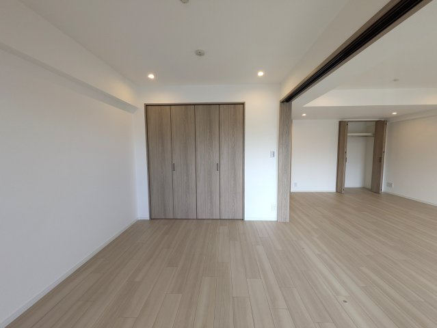 新横浜からちょっとズレるとこんなに違う！【ルイシャトレ新横浜ガーデンスクウェア】の居間・リビング|ゆったりとしたリビングです