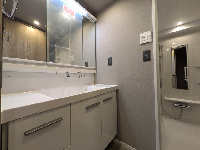 新横浜からちょっとズレるとこんなに違う！【ルイシャトレ新横浜ガーデンスクウェア】の独立洗面台|使いやすい独立洗面台です