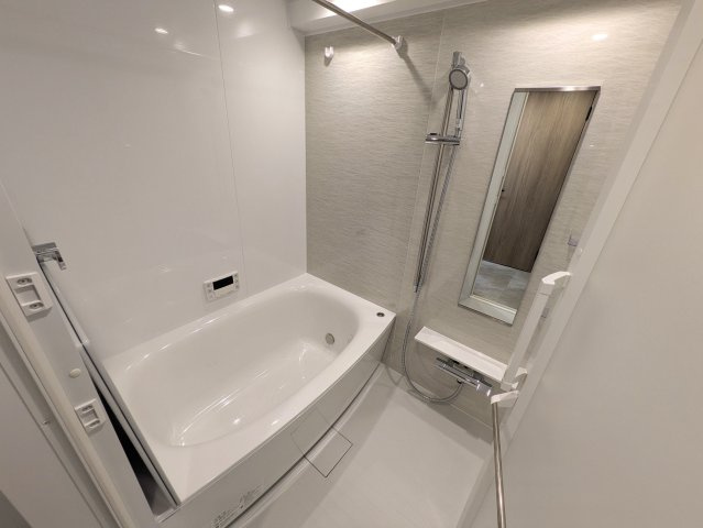 新横浜からちょっとズレるとこんなに違う！【ルイシャトレ新横浜ガーデンスクウェア】の浴室|お風呂で日々の疲れを落としましょう