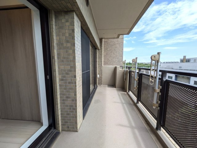 新横浜からちょっとズレるとこんなに違う！【ルイシャトレ新横浜ガーデンスクウェア】のバルコニー|バルコニーがあります