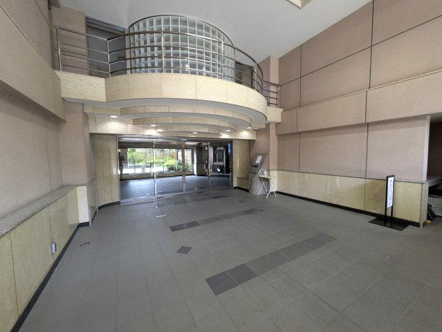 新横浜からちょっとズレるとこんなに違う！【ルイシャトレ新横浜ガーデンスクウェア】のエントランス|清潔なエントランスです