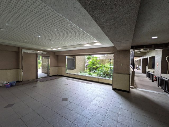 新横浜からちょっとズレるとこんなに違う！【ルイシャトレ新横浜ガーデンスクウェア】のエントランス|ゆとりのあるエントランスです