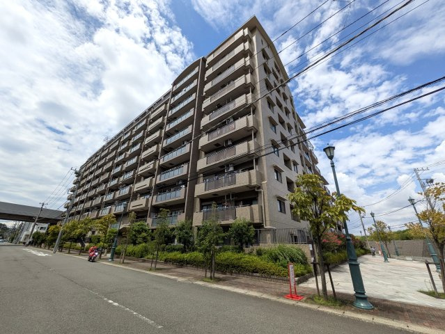 新横浜からちょっとズレるとこんなに違う！【ルイシャトレ新横浜ガーデンスクウェア】の外観|落ち着いた雰囲気の外観です