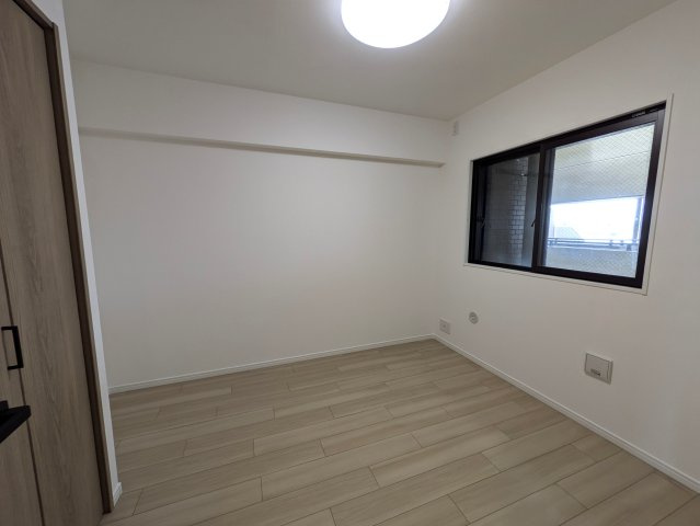 新横浜からちょっとズレるとこんなに違う！【ルイシャトレ新横浜ガーデンスクウェア】の洋室|スタンダードな洋室です