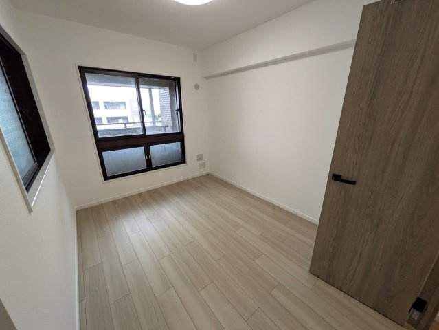 新横浜からちょっとズレるとこんなに違う！【ルイシャトレ新横浜ガーデンスクウェア】の洋室|洋室です