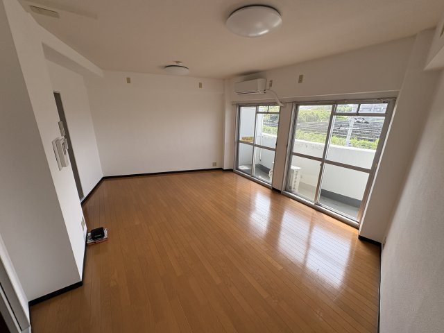 神戸市西区大津和１丁目の賃貸マンションの居間・リビング
