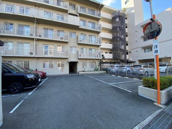 グリーンコーポ江坂第3の駐車場|カースペースがあります