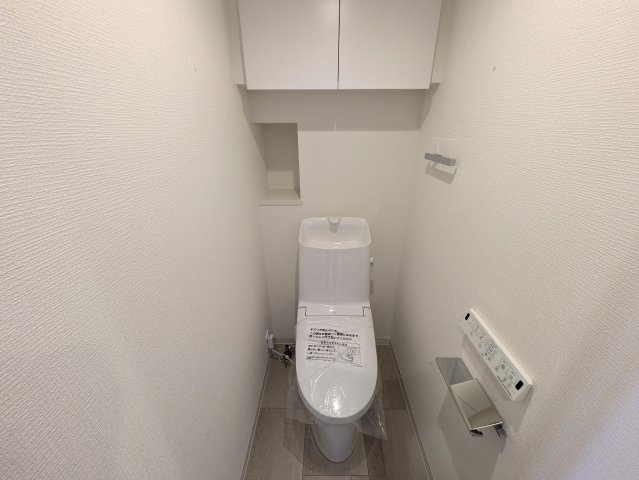 ペットと住まうリノベの【三ツ沢パーク・ホームズ参番館】のトイレ|落ち着いた色調のトイレです