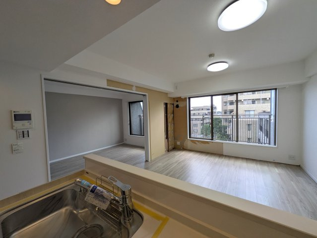 ペットと住まうリノベの【三ツ沢パーク・ホームズ参番館】の居間・リビング|使いやすい居間です