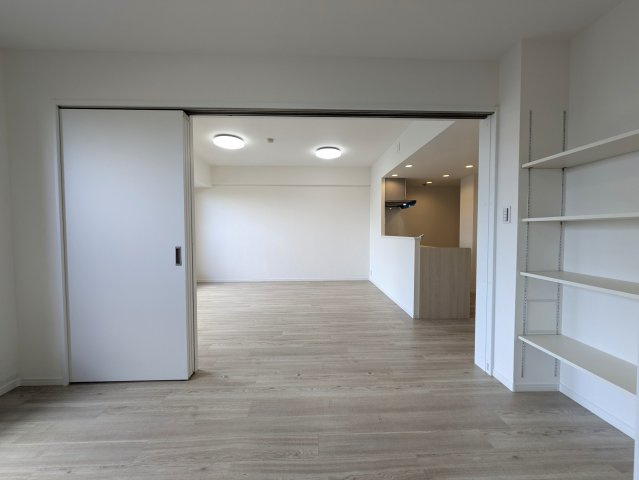 ペットと住まうリノベの【三ツ沢パーク・ホームズ参番館】の居間・リビング|ゆったりとした居間です