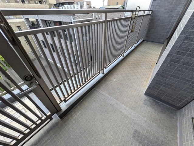 ペットと住まうリノベの【三ツ沢パーク・ホームズ参番館】のバルコニー|外からの目が気にならないバルコニーで洗濯物が干せます