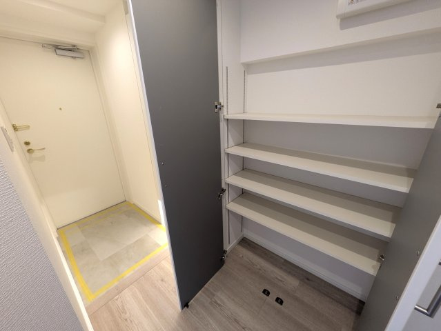 ペットと住まうリノベの【三ツ沢パーク・ホームズ参番館】の収納|ちょっとした収納スペースも充実しています