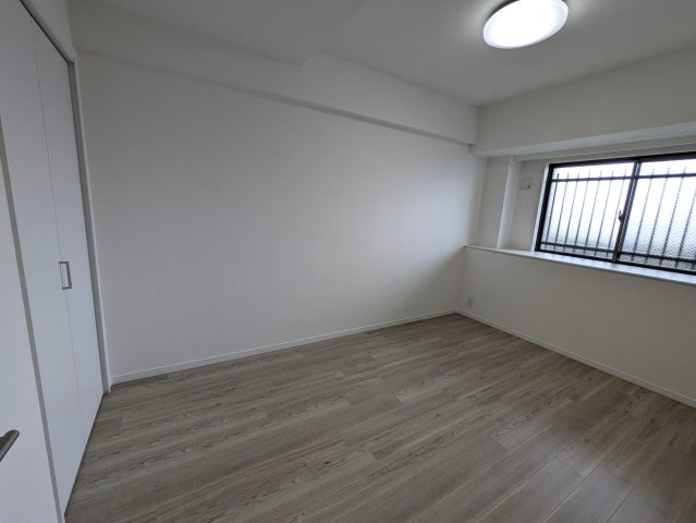 ペットと住まうリノベの【三ツ沢パーク・ホームズ参番館】の洋室|コンパクトで使いやすい洋室です