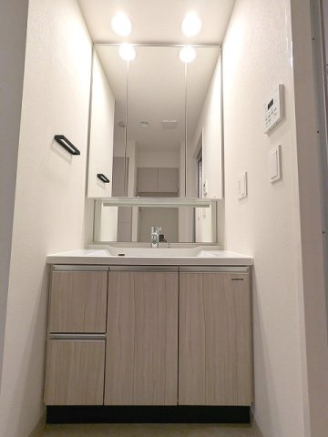 Dimus根岸の洗面所|三面鏡付・ハンドシャワー付独立洗面台