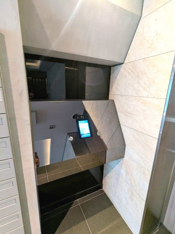 Dimus根岸のエントランス|タッチキーのモニター付オートロックセキュリティ