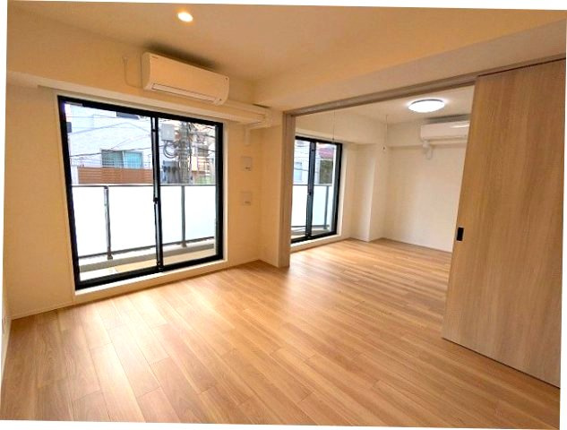 Dimus根岸の居間・リビング|インターネット無料、リビング各洋室にエアコンと照明付、リビングと各洋室はバルコニーに面した開放感あるお部屋です