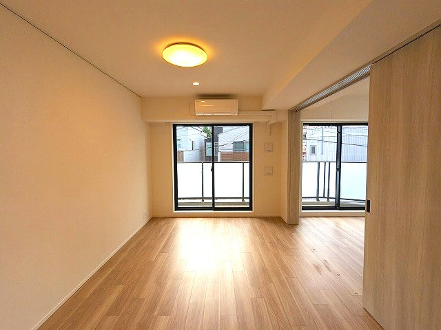 Dimus根岸の設備|インターネット無料、リビング各洋室にエアコンと照明付、リビングと各洋室はバルコニーに面した開放感あるお部屋です