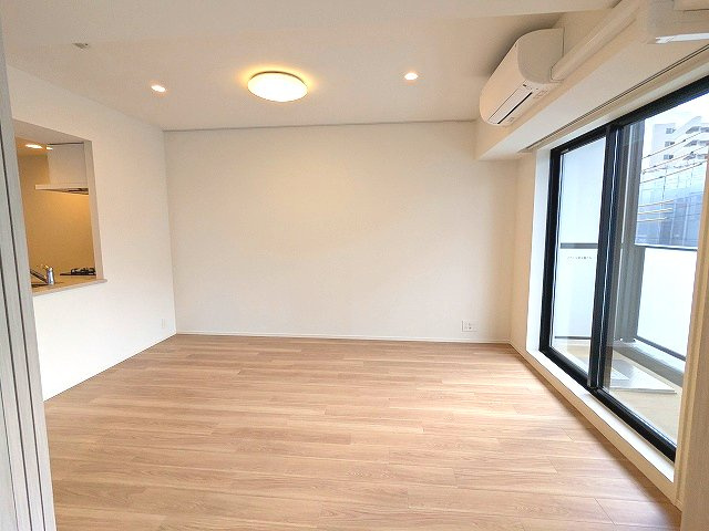 Dimus根岸の設備|カウンターキッチン、インターネット無料、リビング各洋室にエアコンと照明付、リビングと各洋室はバルコニーに面した開放感あるお部屋です