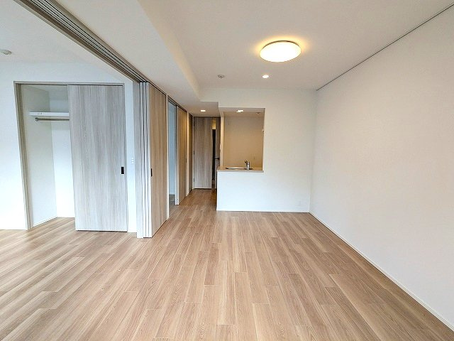 Dimus根岸の設備|カウンターキッチン、インターネット無料、リビング各洋室にエアコンと照明付、リビングと各洋室はバルコニーに面した開放感あるお部屋です