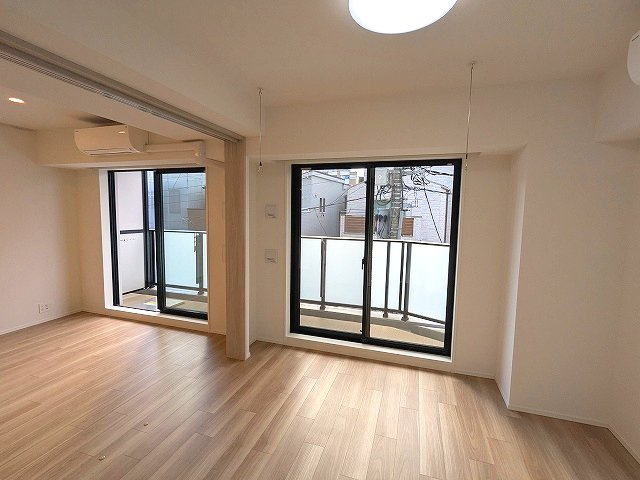 Dimus根岸の設備|6.1帖洋室、インターネット無料、リビング各洋室にエアコンと照明付、バルコニーに面した開放感あるお部屋です、取り外し可能な室内物干し設備付き、ベッド配置をしやすくスライドドアのクローゼット