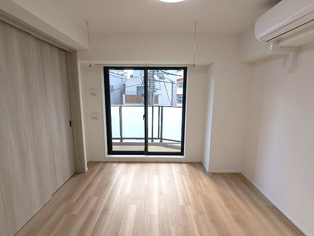 Dimus根岸の設備|6.1帖洋室、インターネット無料、リビング各洋室にエアコンと照明付、バルコニーに面した開放感あるお部屋です、取り外し可能な室内物干し設備付き、ベッド配置をしやすくスライドドアのクローゼット