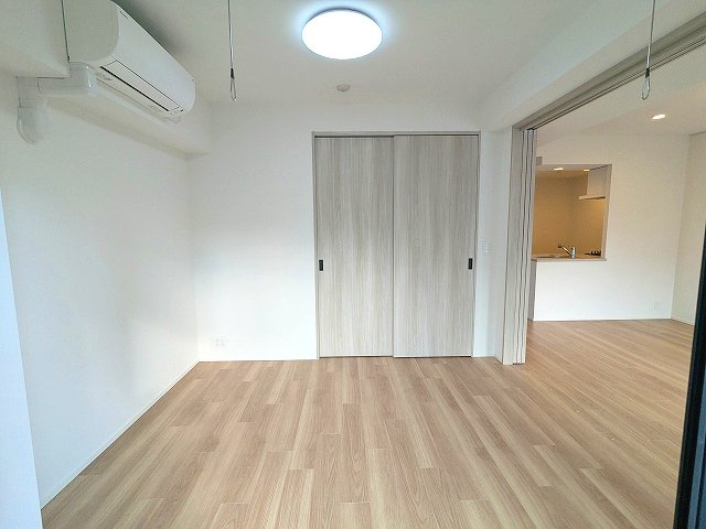 Dimus根岸の設備|6.1帖洋室、インターネット無料、リビング各洋室にエアコンと照明付、バルコニーに面した開放感あるお部屋です、取り外し可能な室内物干し設備付き、ベッド配置をしやすくスライドドアのクローゼット