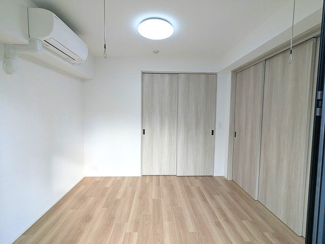 Dimus根岸の設備|6.1帖洋室、インターネット無料、リビング各洋室にエアコンと照明付、バルコニーに面した開放感あるお部屋です、取り外し可能な室内物干し設備付き、ベッド配置をしやすくスライドドアのクローゼット