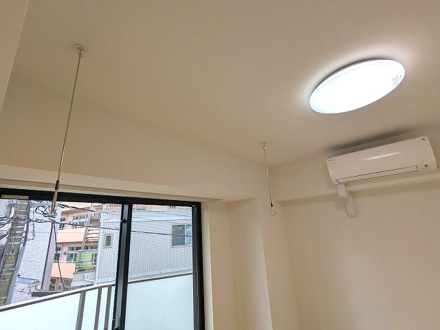 Dimus根岸の設備|6.1帖洋室、リビング各洋室にエアコンと照明付、取り外し可能な室内物干し設備付き