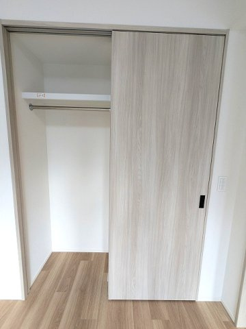 Dimus根岸の設備|6.1帖洋室、ベッド配置をしやすくスライドドアのクローゼット