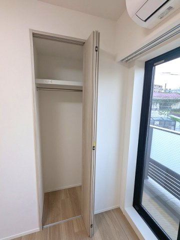 Dimus根岸の設備|4帖洋室のクローゼット、リビングと各洋室はバルコニーに面した開放感あるお部屋です