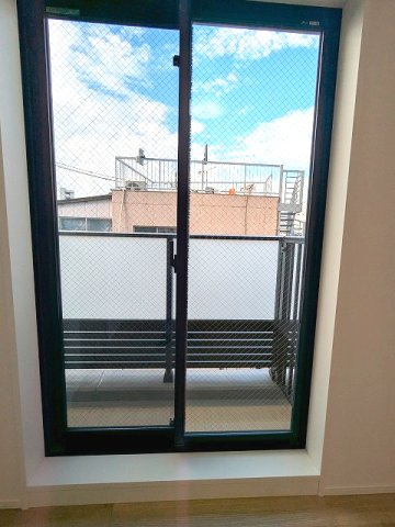 Dimus根岸の設備|3F、4帖洋室、リビングと各洋室はバルコニーに面した開放感あるお部屋です