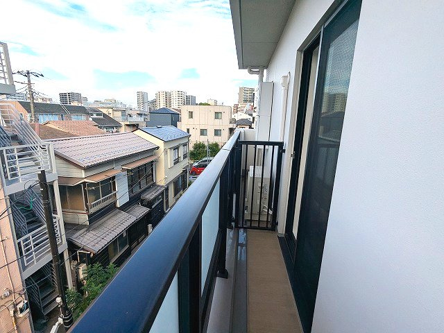 Dimus根岸の設備|3F、4帖洋室、リビングと各洋室はバルコニーに面した開放感あるお部屋です