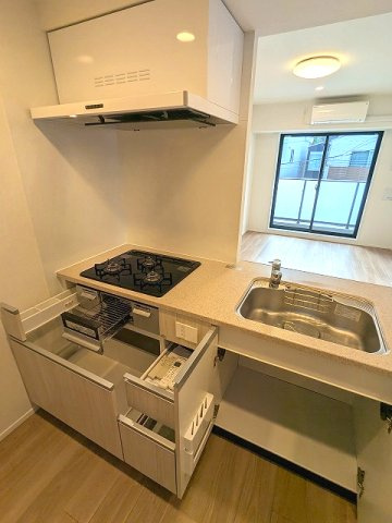 Dimus根岸の設備|グリル付ガス3口システムカウンターキッチン、瀟洒でお手入れ楽なガラストップコンロです