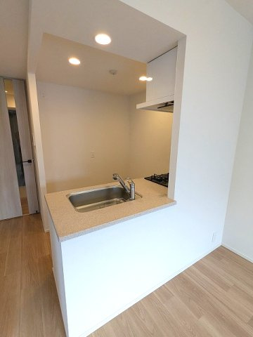 Dimus根岸の設備|グリル付ガス3口システムカウンターキッチン、冷蔵庫や家電配置しやすいスペースあります