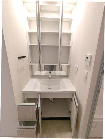 Dimus根岸の設備|三面鏡付・ハンドシャワー付独立洗面台