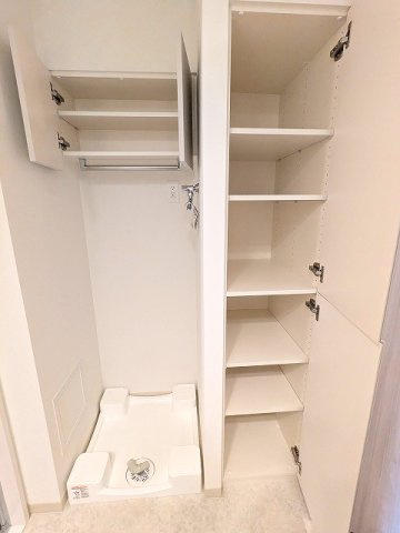 Dimus根岸の設備|室内洗濯機置場は排水溝のお手入れがし易い様に中央手前に配置し、足高の防水パンです