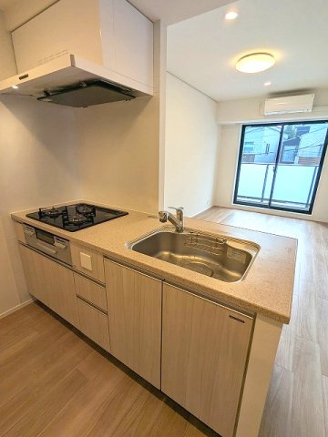 Dimus根岸のキッチン|グリル付ガス3口システムカウンターキッチン、瀟洒でお手入れ楽なガラストップコンロです