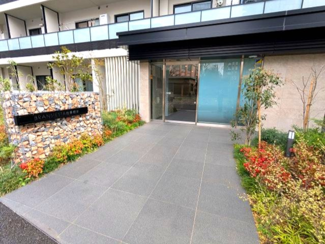 Dimus根岸の設備|瀟洒なエントランスです