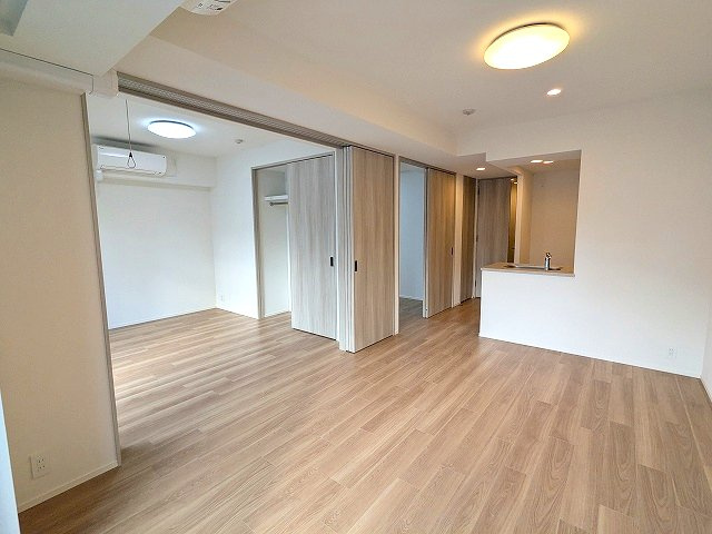 Dimus根岸の内装|インターネット無料、リビング各洋室にエアコンと照明付、リビングと各洋室はバルコニーに面した開放感あるお部屋です