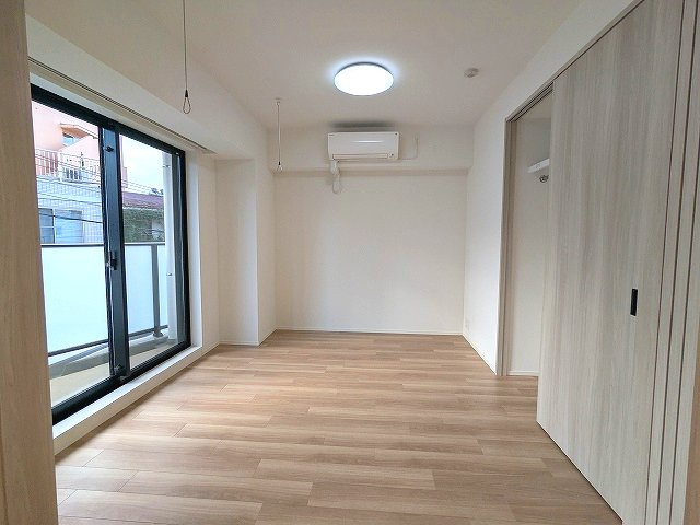 Dimus根岸の設備|6.1帖洋室、インターネット無料、リビング各洋室にエアコンと照明付、バルコニーに面した開放感あるお部屋です、取り外し可能な室内物干し設備付き、ベッド配置をしやすくスライドドアのクローゼット