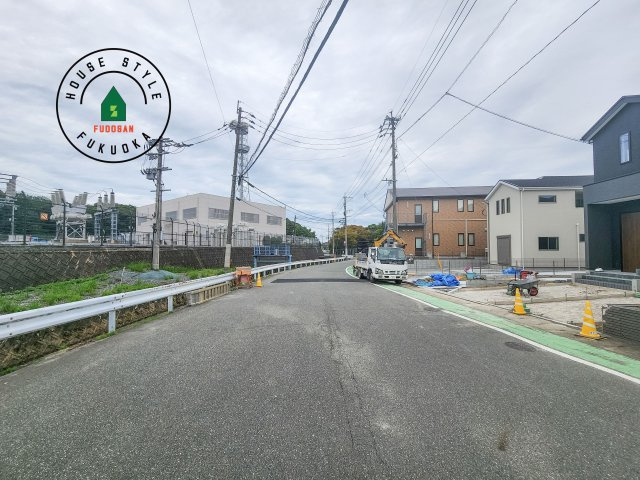 福岡市南区桧原5丁目第1-4棟（2号棟）の前面道路含む現地写真|前面道路は閑静な住宅地をはしる車通りの少ない道路。お車の出し入れが苦手なママや小さなお子様にも安心ですね。しっかり舗装もされているので、ベビーカーや自転車で通っても快適に通行できます。