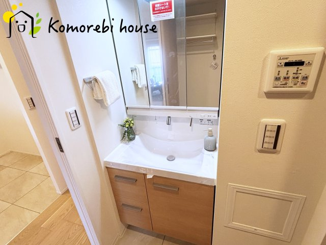 ベルヴィル大宮Aの独立洗面台|三面鏡の独立洗面化粧台です