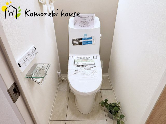 ベルヴィル大宮Aのトイレ|間接照明が付くウォシュレット付きトイレです