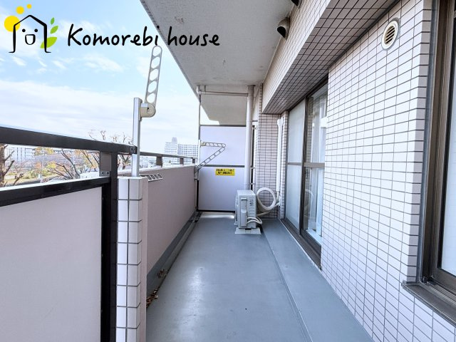 ベルヴィル大宮Aのバルコニー|途中から少し広くなっているバルコニーです